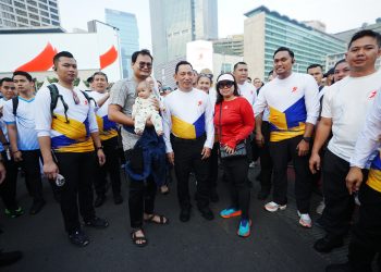 Momen Keseruan Kapolri Berbaur dengan Warga di CFD Jakarta