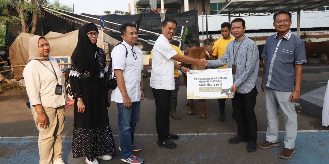 Jamkrindo Salurkan Hewan Qurban