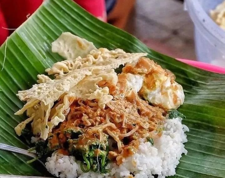 Nasi Pecel Madiun: Lebih dari Sekadar Kuliner, Sebuah Warisan Rasa yang Melegenda
