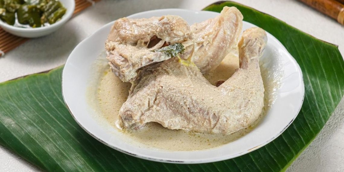 Ayam Pop: Kelezatan Ikonik Ranah Minang yang Menggoda Selera