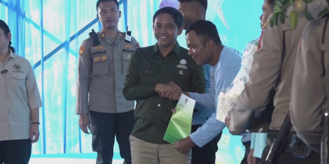 Menhut Serahkan Salinan SK Lahan ke KTH saat Tanam Jagung Kuartal III