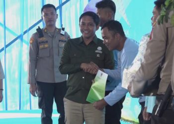 Menhut Serahkan Salinan SK Lahan ke KTH saat Tanam Jagung Kuartal III