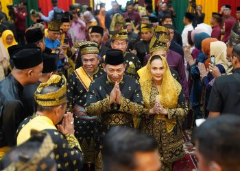 Kapolri Terima Anugerah Adat Ingatan Budi dari LAM Riau: Simbol Kehormatan, Amanah Moral, dan Komitmen Kebangsaan