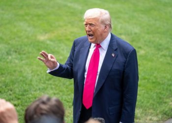 Ekonom Ungkap Potensi Gelombang PHK di RI Efek dari Tarif Trump 19 Persen