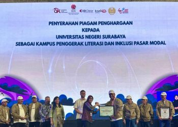Pasar Modal Indonesia Memberikan Penghargaan kepada UNESA sebagai Kampus Penggerak Literasi dan Inklusi Pasar Modal