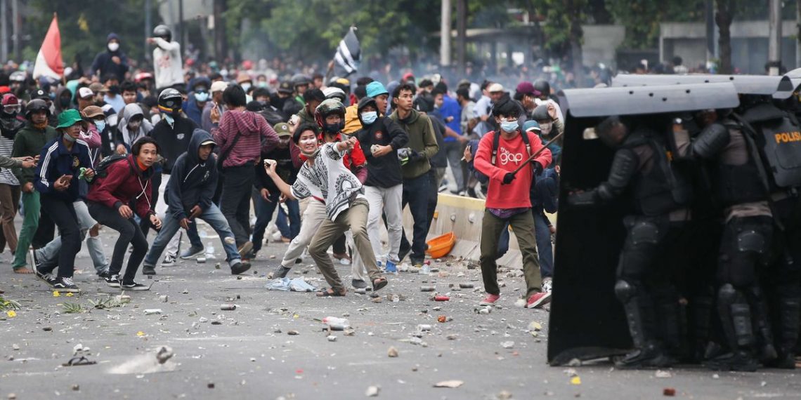 Massa Demo Depan DPR Masuki Ruas Tol, Jasamarga Alihkan Arus Kendaraan dari Cawang Arah Slipi ke Keluar Semanggi