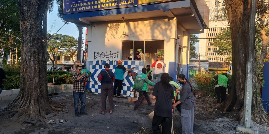 Ojol dan Warga Kompak Bersihkan Pos Polisi yang Dibakar Massa di Surabaya