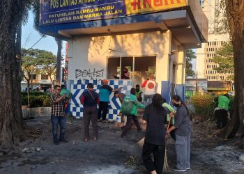 Ojol dan Warga Kompak Bersihkan Pos Polisi yang Dibakar Massa di Surabaya