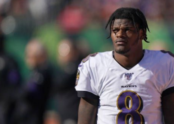 “Santai saja lain kali”: QB Ravens Lamar Jackson minta maaf kepada penggemar yang sempat adu dorong dengannya