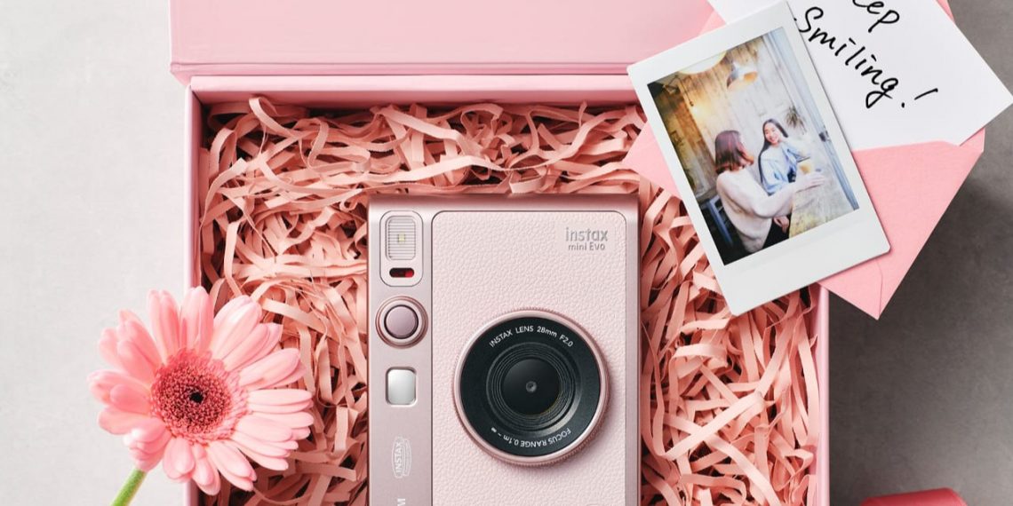 Fujifilm Indonesia Perkenalkan instax mini Evo™ “Gentle Rose” untuk Pecinta Fotografi Instan