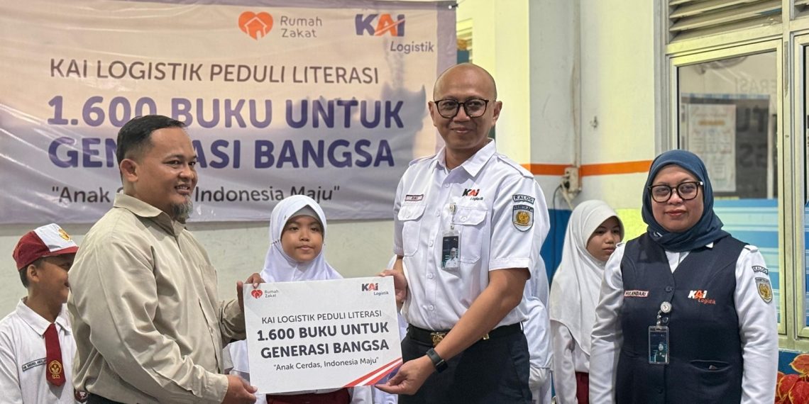 KAI Logistik anak perusahaan PT Kereta Api Indonesia (Persero), menyalurkan 1.600 buku kepada 8 sekolah yang membutuhkan di wilayah cakupan layanan KAI Logistik. (Foto: Istimewa, Cobisnis)