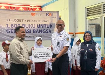 KAI Logistik anak perusahaan PT Kereta Api Indonesia (Persero), menyalurkan 1.600 buku kepada 8 sekolah yang membutuhkan di wilayah cakupan layanan KAI Logistik. (Foto: Istimewa, Cobisnis)