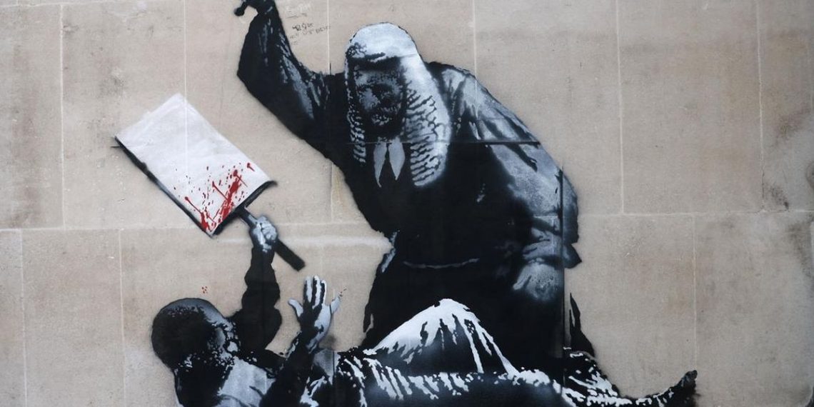Mural Banksy Bergambar Hakim Memukuli Demonstran Dihapus dari Pengadilan London