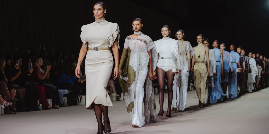 Tas Mini, Loafers, hingga Aksesori Besar Jadi Tren Mode Eropa 2025