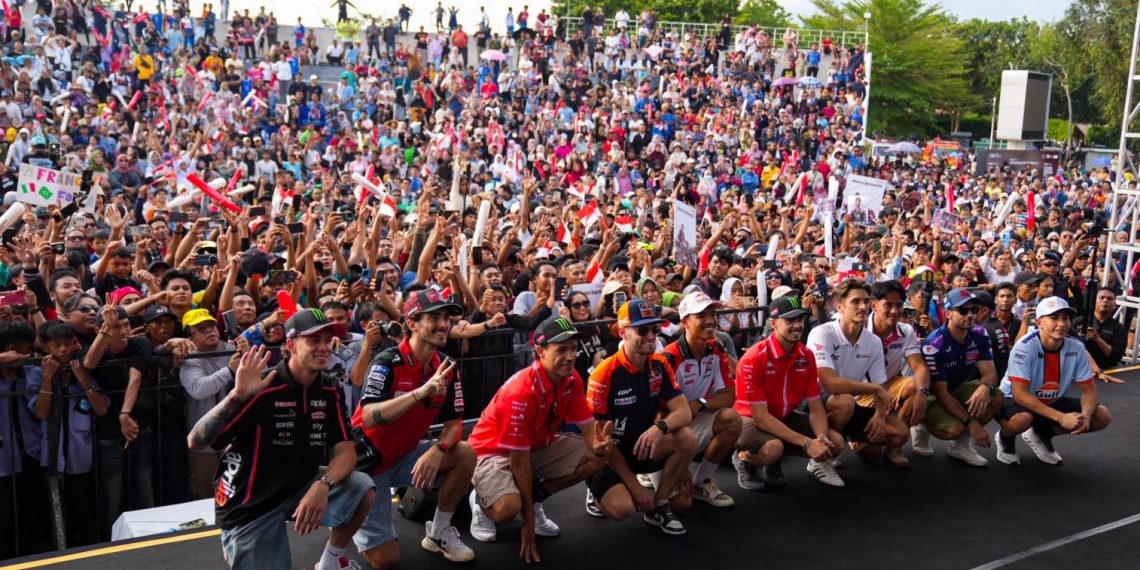 Ribuan Warga Padati Taman Sangkareang, 12 Rider Dunia Ramaikan InJourney Parade MotoGP Mandalika 2025