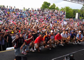 Ribuan Warga Padati Taman Sangkareang, 12 Rider Dunia Ramaikan InJourney Parade MotoGP Mandalika 2025